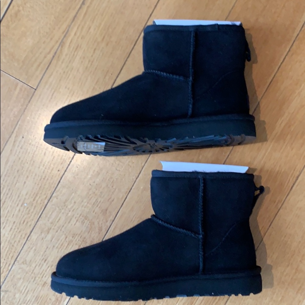 UGG CLASIC MINI BOOT II BLACK SIZE 8 NWT